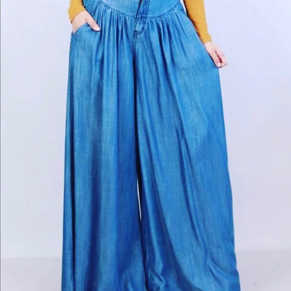 Last one left! Wide leg Jeans!
